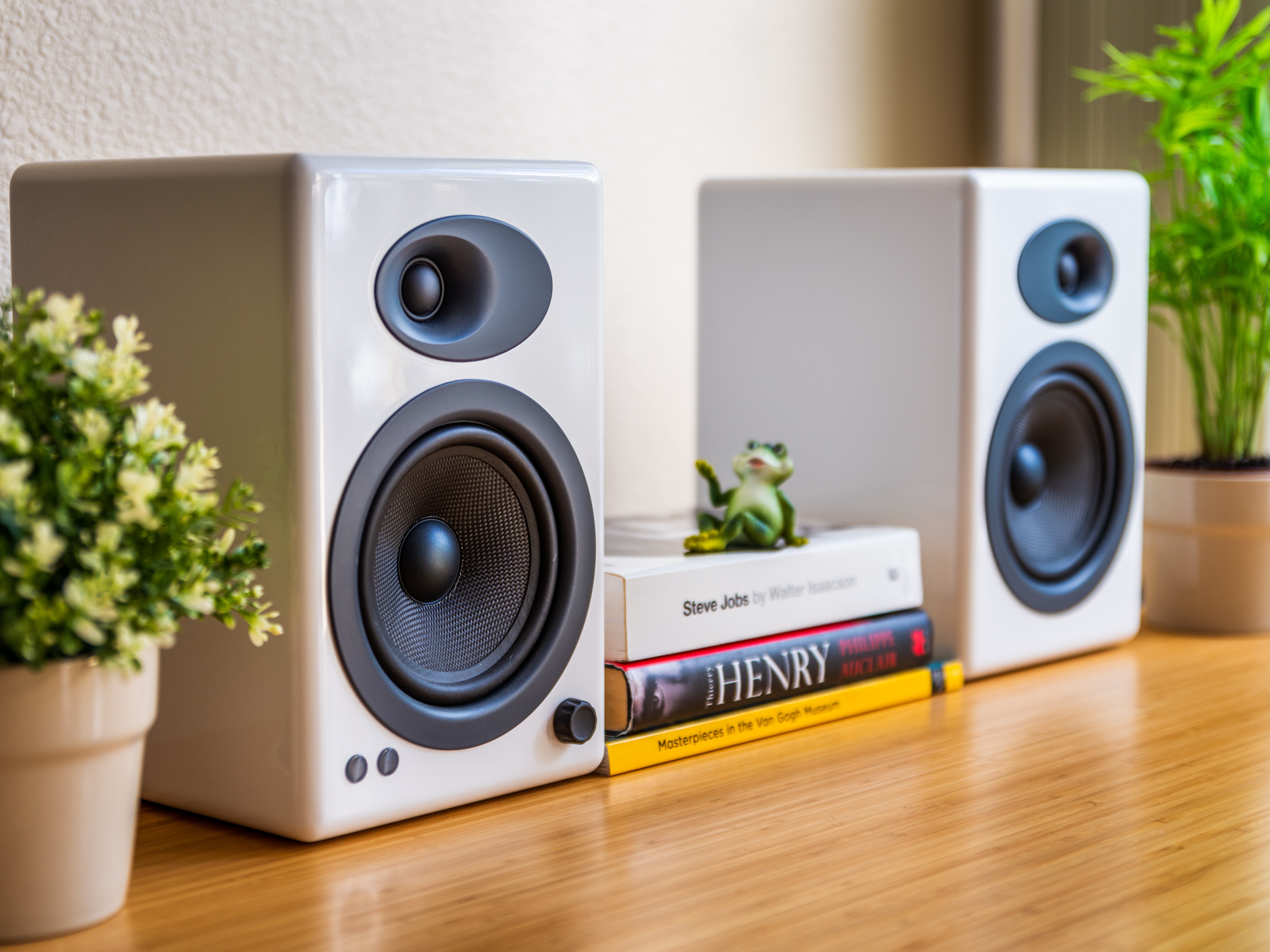 Stereo on a shelf (Photo by Shakti Rajpurohit on Unsplash)